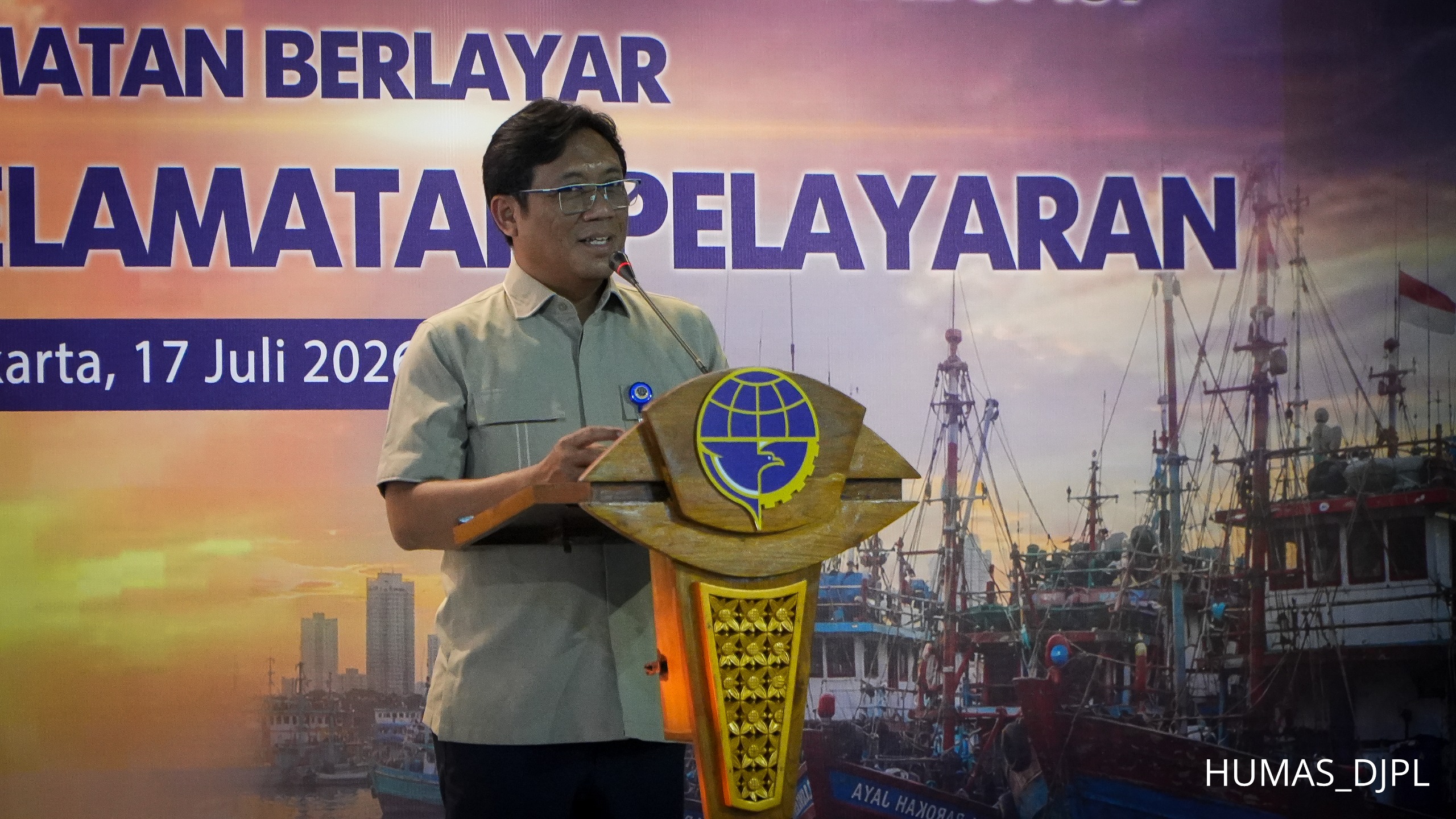 PERKUAT BUDAYA KESELAMATAN BERLAYAR, KEMENHUB SERAHKAN 150 UNIT LIFE JACKET KEPADA NELAYAN MUARA ANGKE